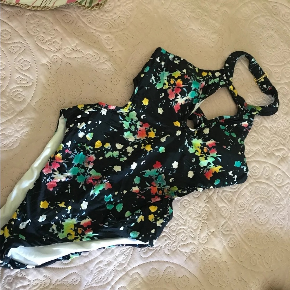 IDSO this bathing suit in a size M